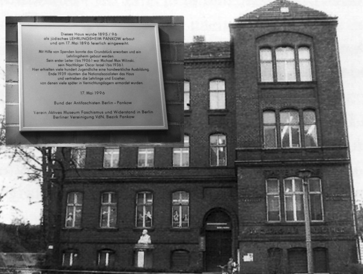 Bild 1 – Die Caragiale Bibliothek 1996, mit Tafel zur Erinnerung an das jüdische Lehrlingsheim